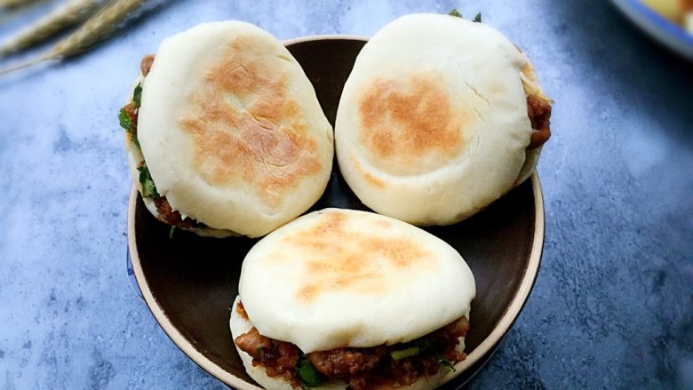 四川乐山名小吃—粉蒸肉卡饼,享用美味吧!