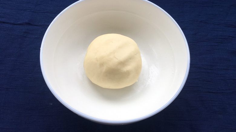 玫瑰鲜花饼,慢慢将低筋面粉和猪油揉成面团,揉好记得盖上保鲜膜。