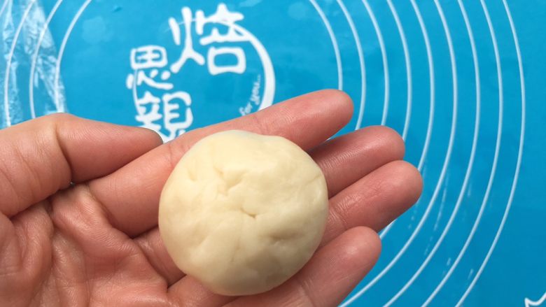 玫瑰鲜花饼,油皮慢慢把油酥包裹起来,做到完美收口,将10个一起做完。