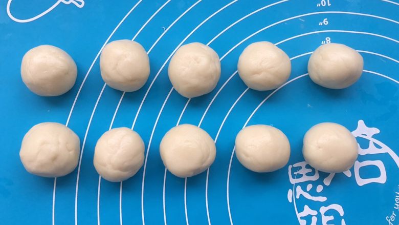 玫瑰鲜花饼,10分钟后,将油皮再分成10份,切记分好的油皮用保鲜膜盖好。