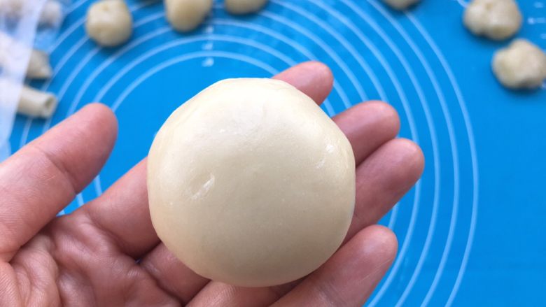 玫瑰鲜花饼,面皮慢慢收口,把玫瑰鲜花酱完整包裹起来。