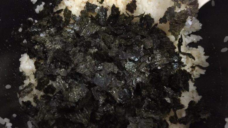 双紫饭团,放入紫菜,翻拌均匀