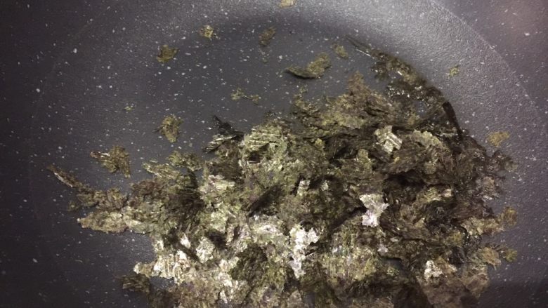 双紫饭团,放入紫菜,稍炒一下