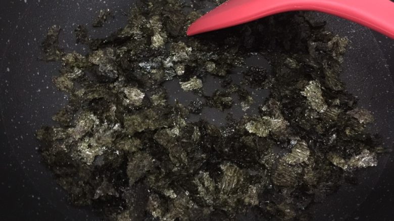 双紫饭团,放入盐,炒均匀,让盐均匀沾在紫菜表面,捞起备用
