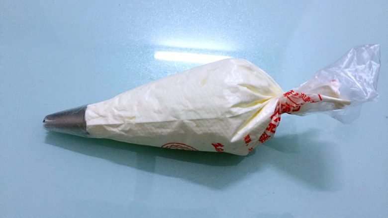 奶油纸杯蛋糕,裱花袋装入裱花嘴,再装入奶油