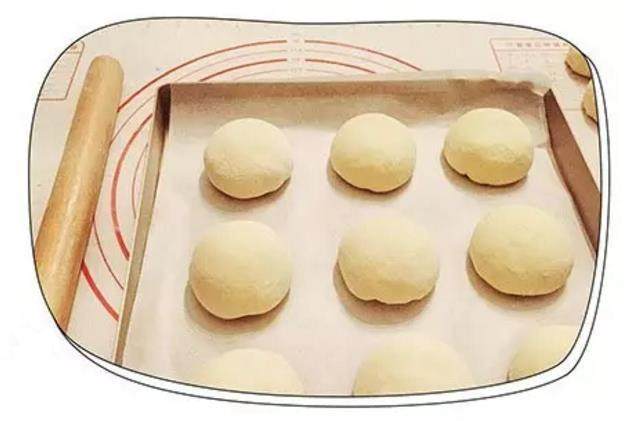 幸福的馨香,蔓越莓椰蓉小面包,依次排入烤盘,放入烤箱,底部放碗水上下管30-35度进行二次发酵(时间约20-30分钟)。