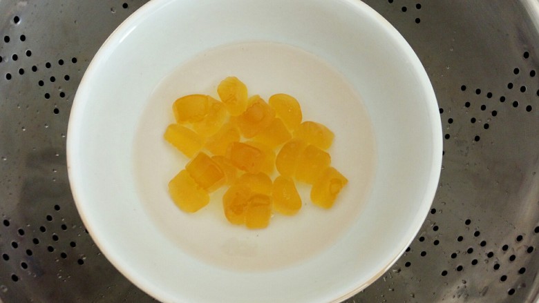 橙子果冻,加热,搅拌至完全溶化