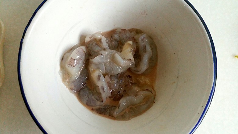 咸蛋黄腊肠豆腐,虾去壳及头尾、开背取出虾线,放入碗中倒入少许的<a style='color:red;display:inline-block;' href='/shicai/ 899'>花雕酒</a>去腥,加入一小捏盐,在放入一小匙的淀粉,用手抓捏均匀。