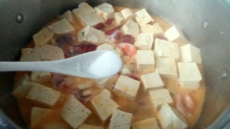 咸蛋黄腊肠豆腐,放一小匙盐调味(因为<a style='color:red;display:inline-block;' href='/shicai/ 9596'>咸蛋黄</a>本身是咸的所以不要放多了)