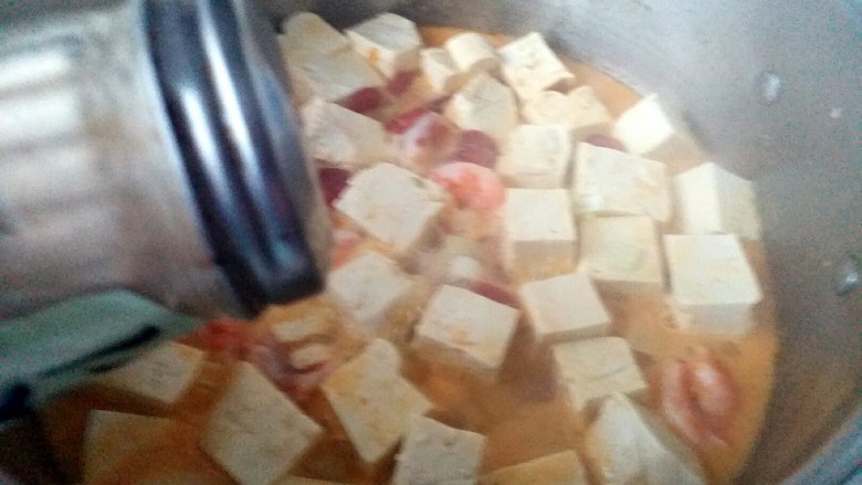 咸蛋黄腊肠豆腐,放入<a style='color:red;display:inline-block;' href='/shicai/ 134296'>白胡椒粉</a>去腥提鲜,用铲子翻动均匀入味