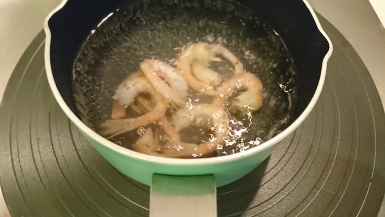魚籽海鮮燒,起一鍋水將蝦子燙熟!加點鹽巴!變色就可撈起!放涼備用