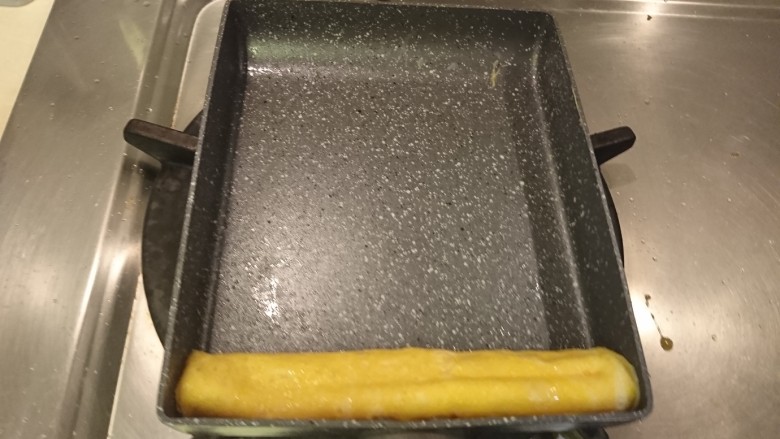 魚籽海鮮燒,當蛋液沒流动状時由上方開始捲起,動作要輕,速度要快
