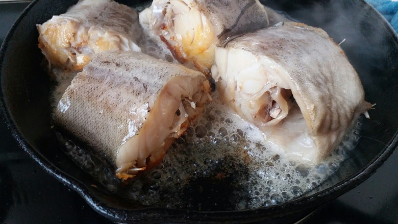 黑酱油+红烧明太鱼,热锅冷油将鱼块放入煎锅里,将鱼段煎至金黄