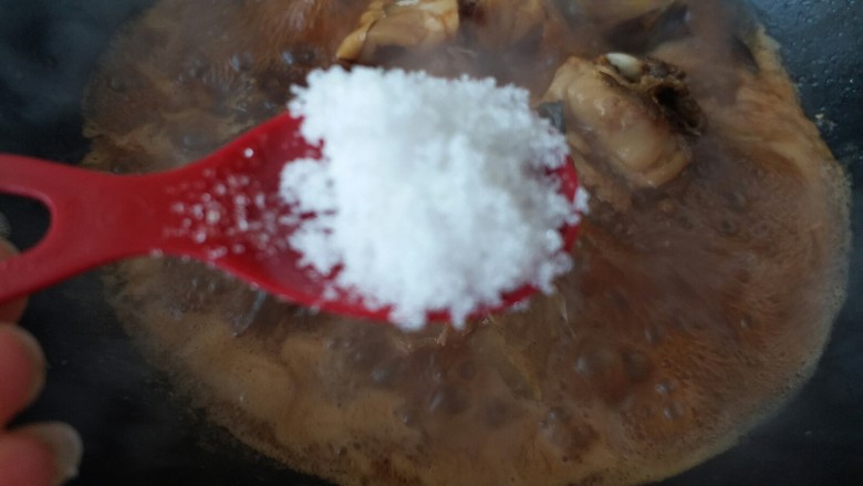 黑酱油+红烧明太鱼,换另一口炒锅(上面那个平底锅放水后有点往外淌水)再放一勺<a style='color:red;display:inline-block;' href='/shicai/ 3729'>白糖</a>提鲜,大火烧开后转小火,最后再开大火收汁。