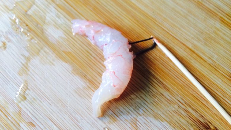 天干物燥,别上火。—丝瓜虾仁海鲜菇,红头虾,去壳去虾线。
