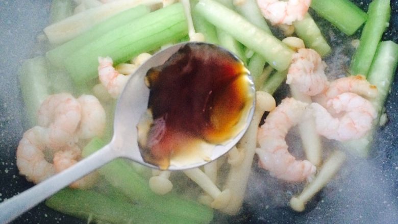天干物燥,别上火。—丝瓜虾仁海鲜菇,加<a style='color:red;display:inline-block;' href='/shicai/ 721'>蚝油</a>,加水。