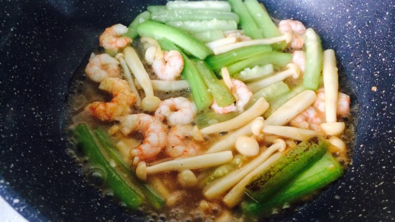 天干物燥,别上火。—丝瓜虾仁海鲜菇,收汁,关火,出锅。