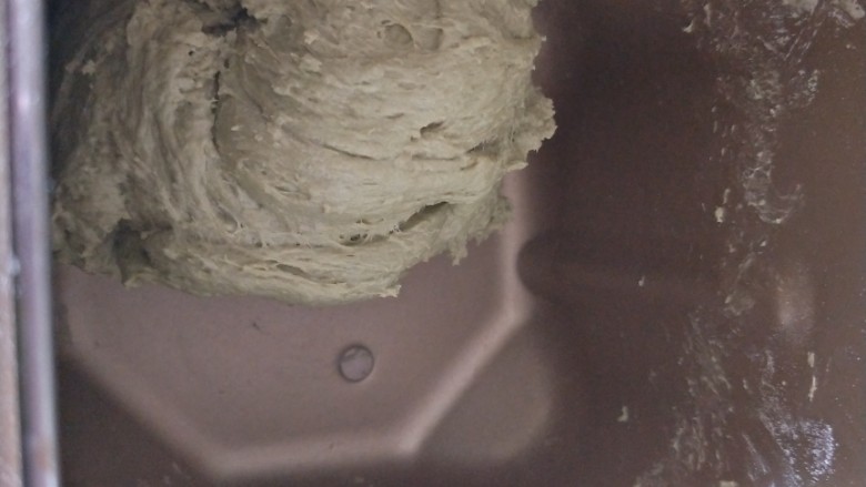 抹茶麻薯软欧,第一次的和面差不多结束时加入盐和黄油,结束后再重复一次iMix 和面程序,中间不断的用剪刀剪面团