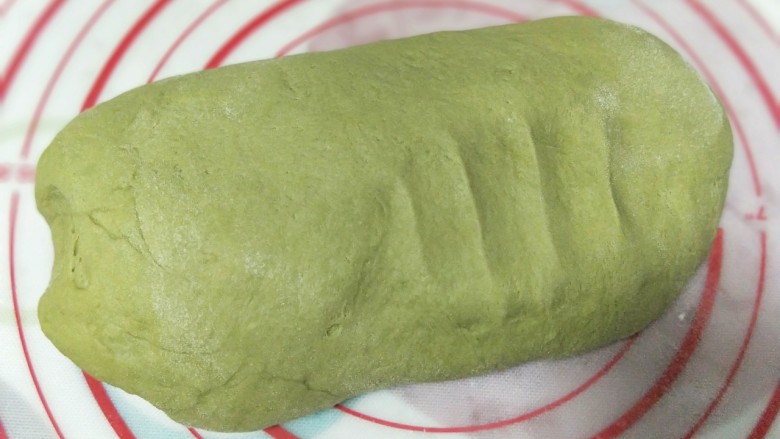 抹茶麻薯软欧,面团取出放揉面垫上,揉揉排气