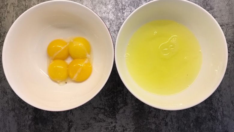 原味戚风蛋糕,蛋黄蛋清分离,蛋清放入冰箱冷冻