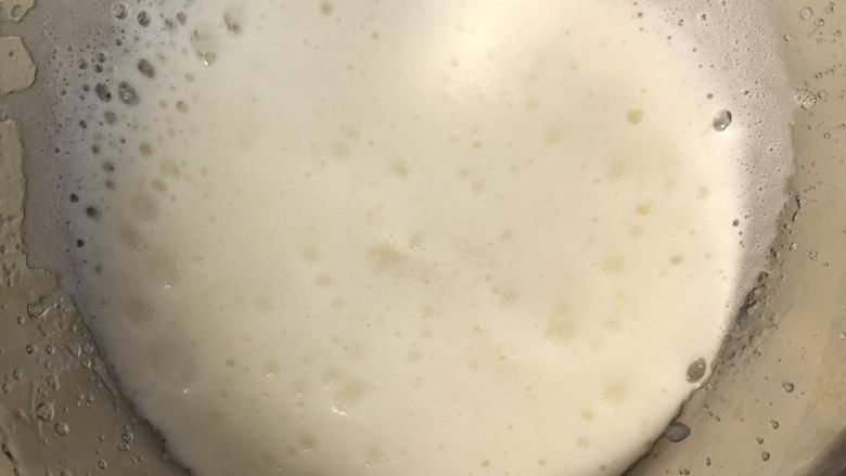 原味戚风蛋糕,用电动打蛋器打至细腻的泡沫,加入三分之一白糖