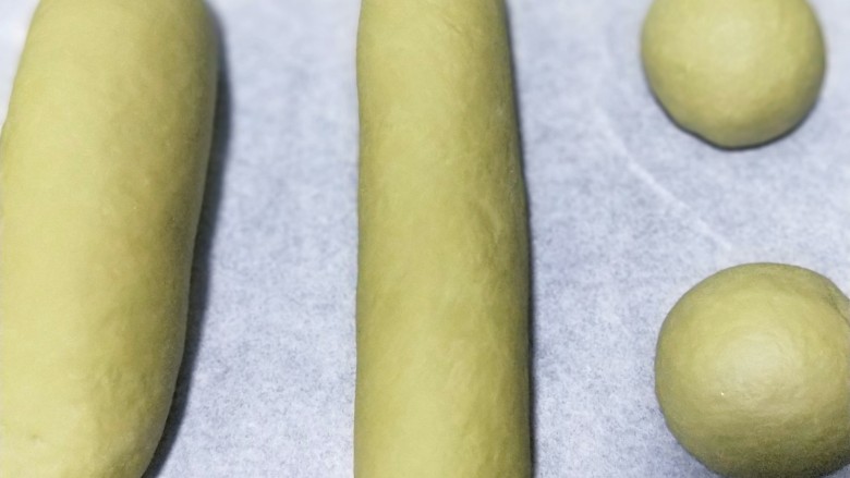 抹茶麻薯软欧,剩下的面团同样的方法整形后第二次发酵,形状可自己随意,长条的,原形的随意发挥