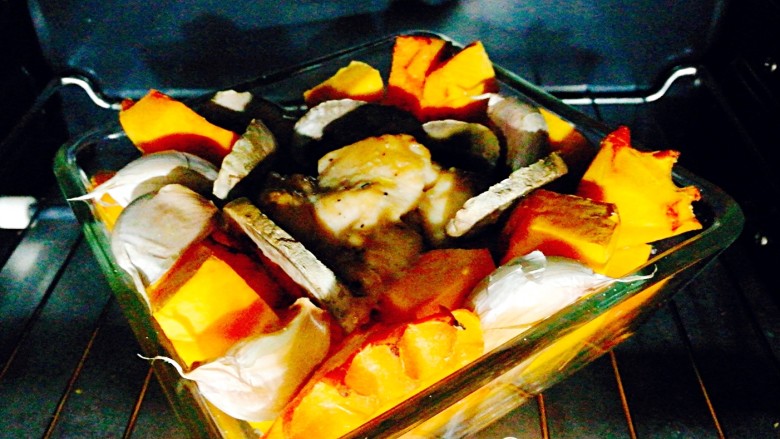 烤鸡肉南瓜,入烤箱200度20~30分钟