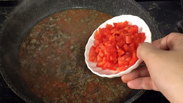 宝宝辅食之牛肉土豆泥,煮至半干时,加入甜椒,翻炒均匀。