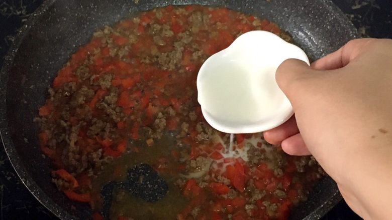 宝宝辅食之牛肉土豆泥,继续加入兑水后的淀粉,继续用大火煮开。煮至粘稠即可。出锅前加少许盐调味。