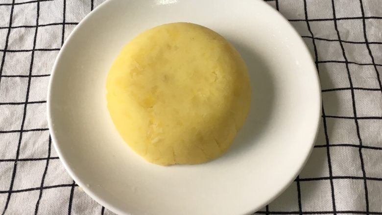 宝宝辅食之牛肉土豆泥,小碗中铺上保鲜膜,放入土豆泥,稍微压实一点。倒扣放入盘子中,撕去保鲜膜。