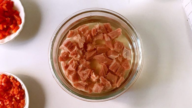宝宝辅食之牛肉土豆泥,牛肉洗净,切小块,放到冷水里浸泡30分钟以上,中途多换几次水,以去除血腥味。