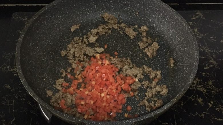宝宝辅食之牛肉土豆泥,起锅热油,倒入牛肉末翻炒至肉沫变白,再加入胡萝卜继续翻炒。大点宝宝可加少许酱油
