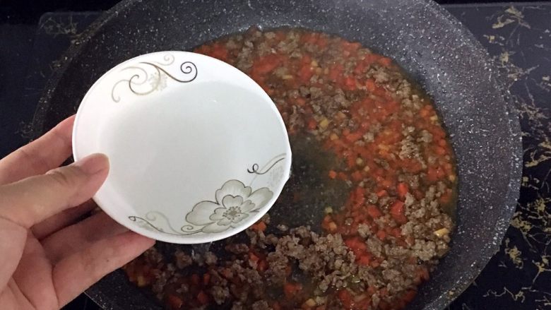 宝宝辅食之牛肉土豆泥,翻炒至肉沫着色,加入适量水,水量差不多没过食材2厘米,大火煮开。
