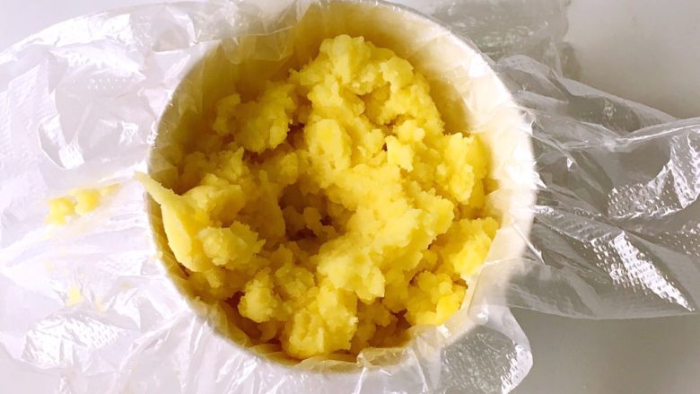 宝宝辅食之牛肉土豆泥,小碗中铺上保鲜膜,放入土豆泥,