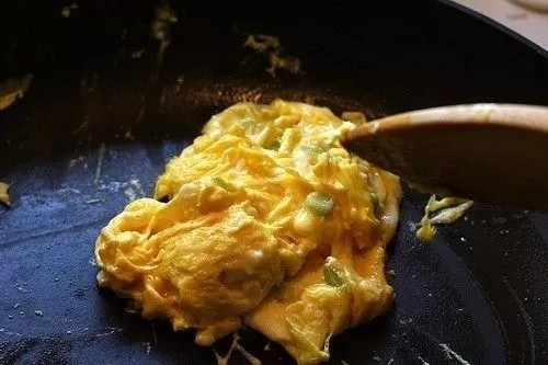 家常手擀面,热锅冷油,炒葱花鸡蛋。