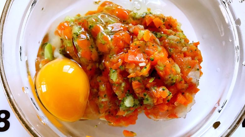 另类的吃鱼方式,没刺又Q弹,剁好的蔬菜碎倒入碗中,加一个个<a style='color:red;display:inline-block;' href='/shicai/ 9'>鸡蛋</a>,再加一小勺水,搅拌均匀