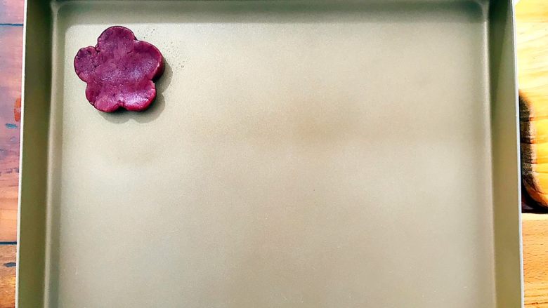 中式点心~娇艳欲滴梅花酥
,将整形完毕的面团移到不沾烤盘内!