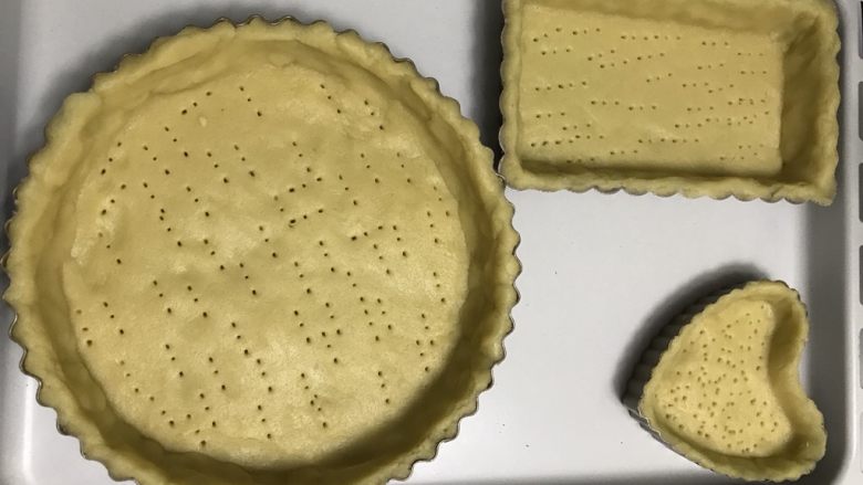 蓝莓乳酪塔,放入模具整理成形, 用叉子在塔皮的底部扎满细密的小洞。