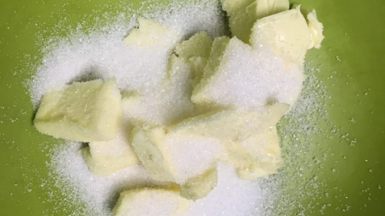 蓝莓乳酪塔,黄油加60克细砂糖,用电动打蛋器打发至颜色发白,砂糖融化。