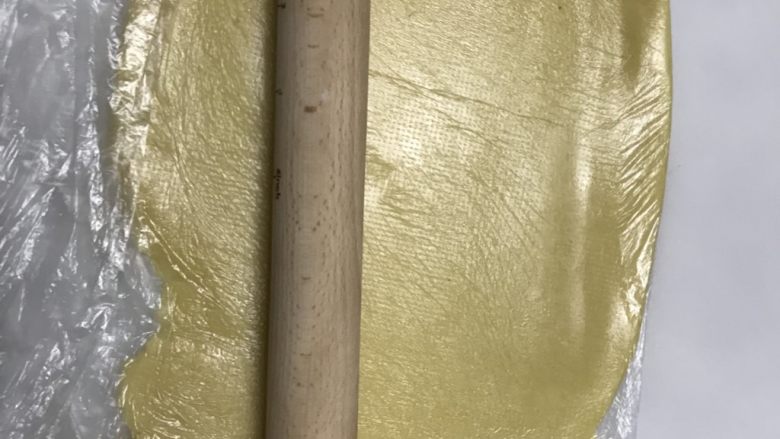 蓝莓乳酪塔,取一半装入保鲜袋,用擀面杖擀开,差不多0.3厘米左右厚吧。