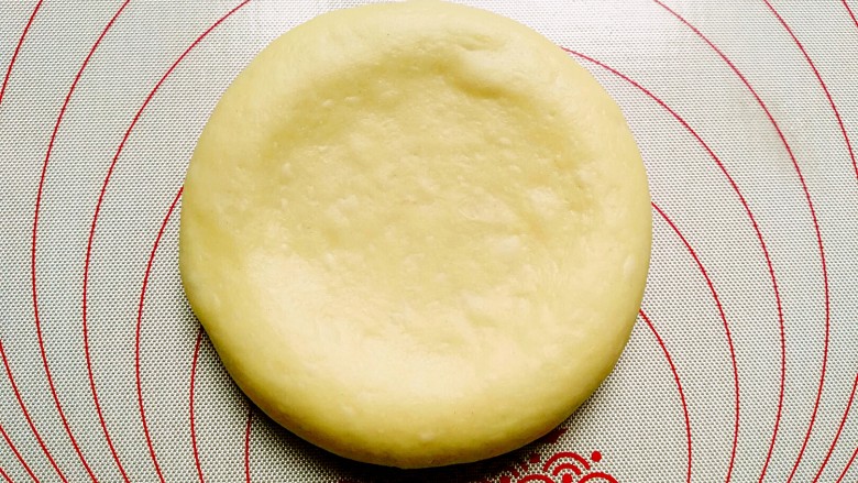 紫薯面包,收口朝下,再次擀开