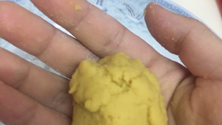 香芋地瓜丸,手上沾些面粉,拿出自己觉得合适大小的番薯泥,先搓成球,再压扁成平的,放入上图的芋泥球,包在一起搓成丸子。