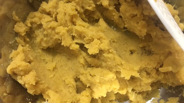 香芋地瓜丸,香芋跟番薯蒸熟后,去皮,分别盛盘,用饭勺之类的东西碾成泥。