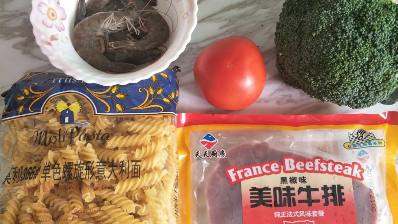 家庭版黑椒牛排,准备好材料，牛排买的半成品，方便快捷