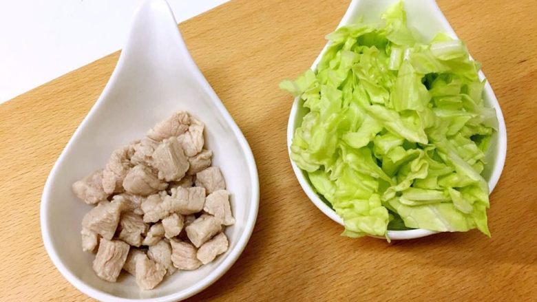 【白菜肉末疙瘩汤】宝宝辅食,大白菜叶切碎,猪肉粒用热水洗净。