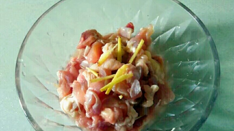 黑酱油＋糖醋鸡腿肉,放姜丝