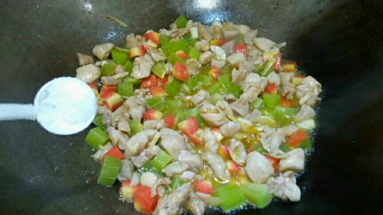 黑酱油＋糖醋鸡腿肉,然后放少许盐，翻炒片刻，兑勾芡的汁儿。