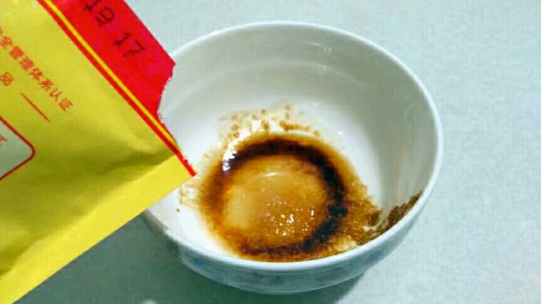 黑酱油＋糖醋鸡腿肉,少许<a style='color:red;display:inline-block;' href='/shicai/ 756'>鸡精</a>（我手抖了，老抽多了， 碗里的倒掉一些）