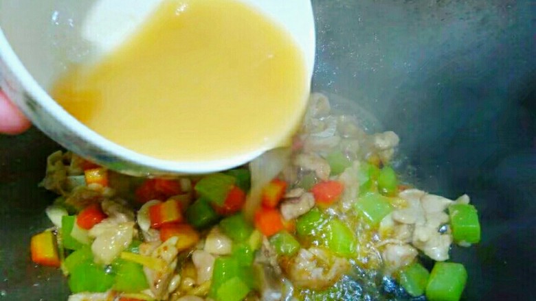 黑酱油＋糖醋鸡腿肉,倒入锅中勾芡