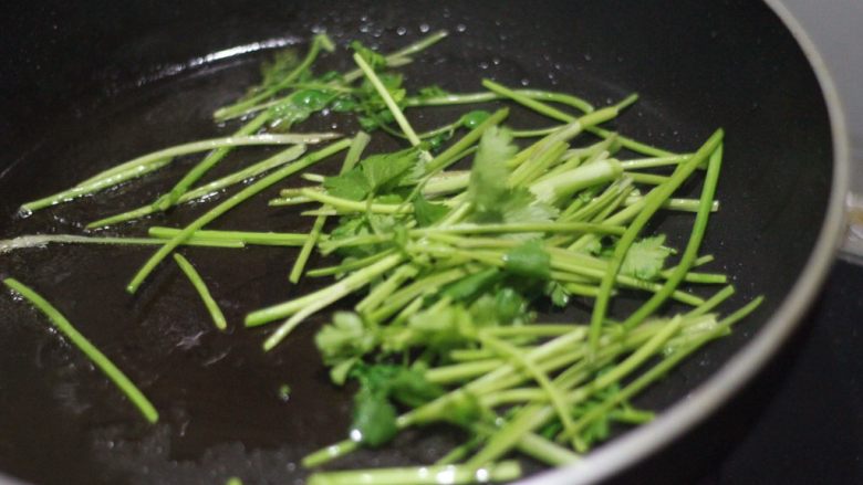芫爆鸡丝 俗称“百人斩”,这回该大火了,热锅凉油大火加热爆香香菜根儿。